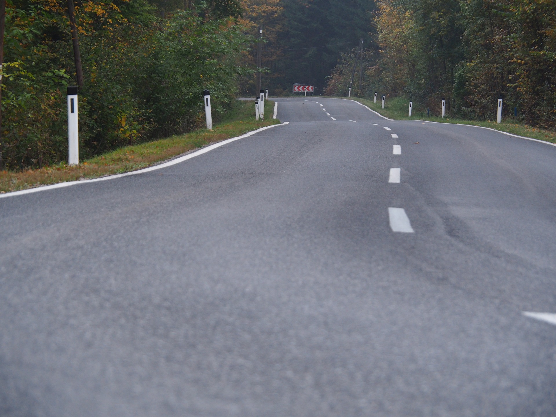 Asphaltierte Landstra&szlig;e, freie Fahrt voraus